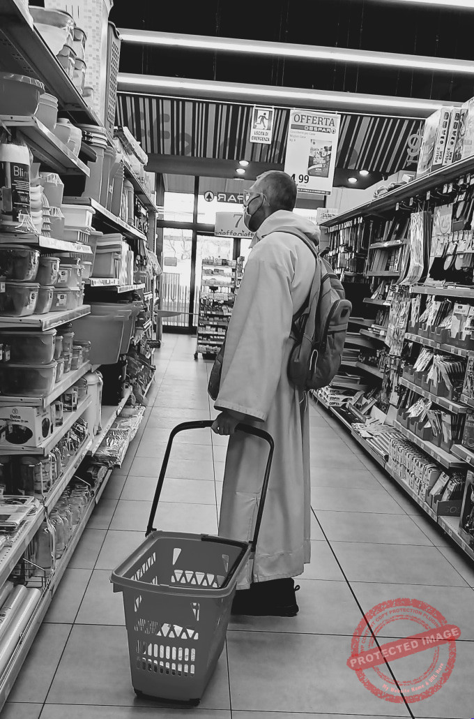 Frate mascherato al supermercato